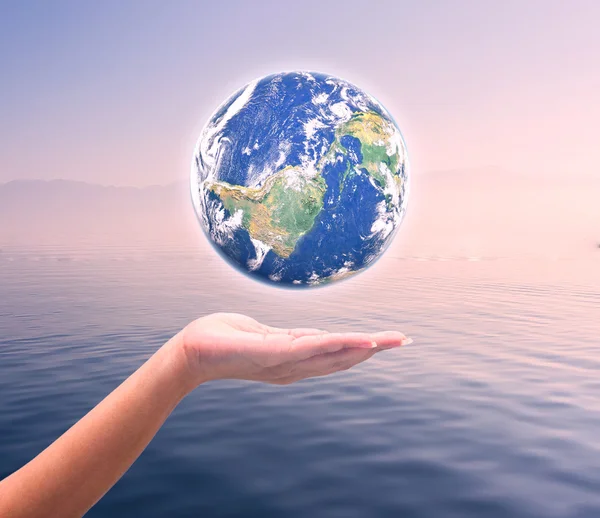 Menselijke hand met Earth planet. Elementen van deze afbeelding zijn furn — Stockfoto