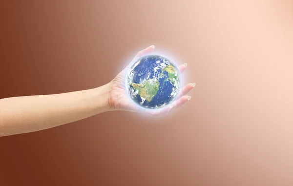 Menselijke hand met Earth planet. Elementen van deze afbeelding zijn furn — Stockfoto