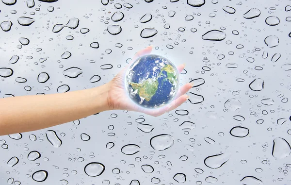 Menselijke hand met Earth planet. Elementen van deze afbeelding zijn furn — Stockfoto