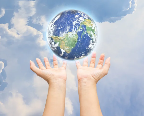 मानव हाथ पृथ्वी ग्रह पकड़े हुए। इस छवि के तत्व प्रस्तुत हैं — स्टॉक फ़ोटो, इमेज