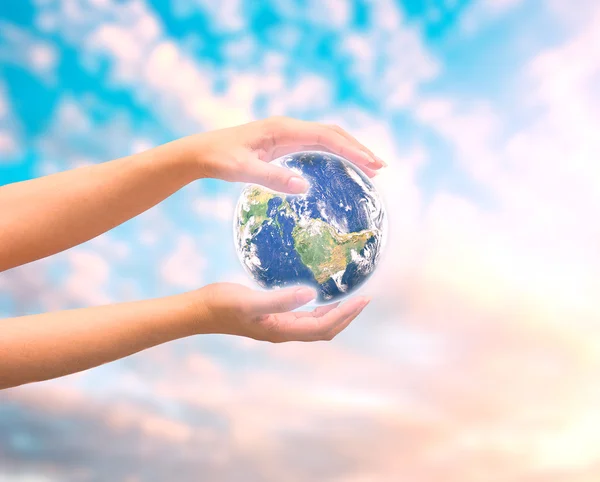 Mano humana sosteniendo el planeta Tierra. Los elementos de esta imagen son furn —  Fotos de Stock