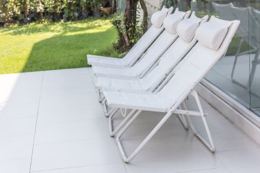 Yüzme Havuzu, denize yakın açık yakınındaki Lounge şezlong