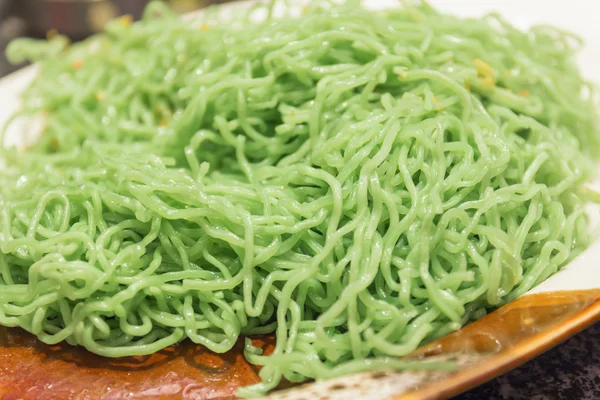 Zelená nudle se smaženým česnekem — Stock fotografie