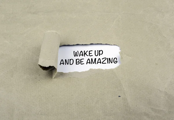 Napis odsłonięty u starego papieru - budzić się i być niesamowite — Zdjęcie stockowe