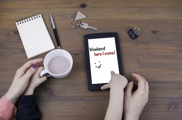 Maman et enfant jouent à la tablette. Le week-end arrive. ! — Photo