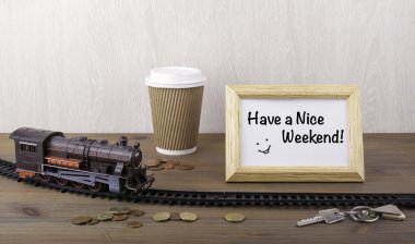 Tren demiryolu, coffecup, para, anahtarları ve çerçeve metin - Ha
