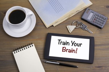 Beyin tren! Tablet cihaza ahşap bir masa üzerinde metin