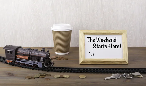 A vasúti, a coffecup, a pénz, a kulcsok és a test-val szöveg - Th vonat — Stock Fotó
