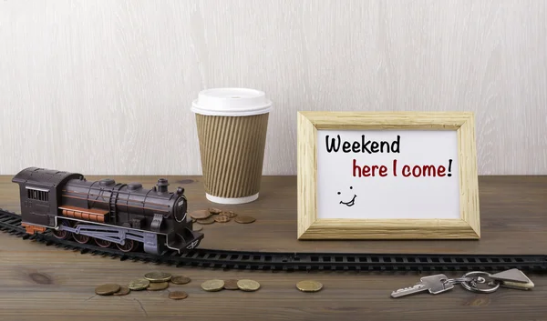 Tren por ferrocarril, coffecup, dinero, llaves y marco con texto - W —  Fotos de Stock