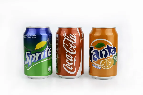 Riga, Letonia - 13 de marzo de 2016: Coca Cola, Fanta y Sprite can es — Foto de Stock