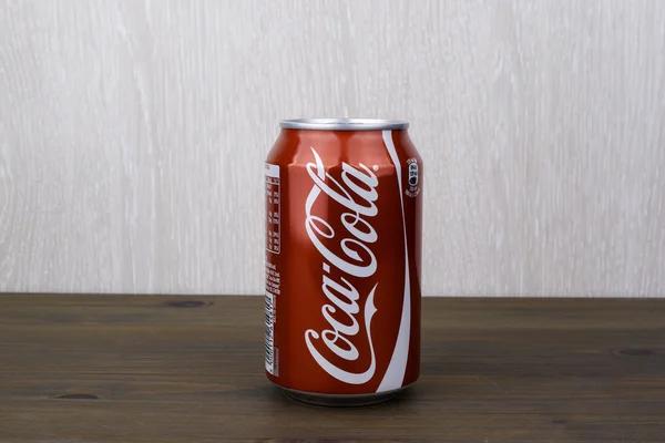 Riga, Lotyšsko - 14 březen 2016: Coca Cola může na dřevěný stůl — Stock fotografie