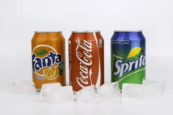 Riga, Lotyšsko - 14 březen 2016: Coca-Cola, Fanta a Sprite plechovky — Stock fotografie