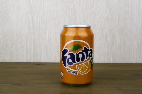 Riga, Latvia - 14 Maret 2016: Fanta dapat di atas meja kayu — Stok Foto