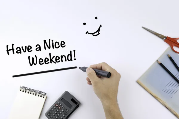 Hand med markör skriva - ha en trevlig helg! — Stockfoto
