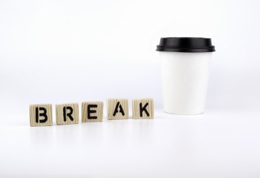 Kağıt bardak kahve beyaz arka plan ve sözcük sonu