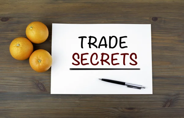 Fundo de madeira com laranjas e texto: TRADE SECRETS — Fotografia de Stock