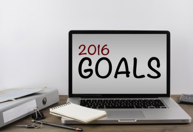 Ofis Masası ile bir dizüstü bilgisayar. 2016 gol - yeni yıl Çözünürlük konsantrasyon