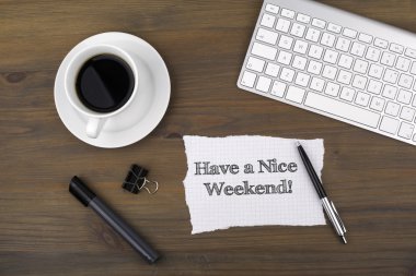 Masada bir parça kağıt ve metin - iyi tatiller!