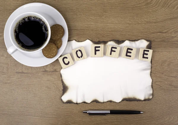 Koffie. Koffiemok, pen en oud papier op tafel. — Stockfoto