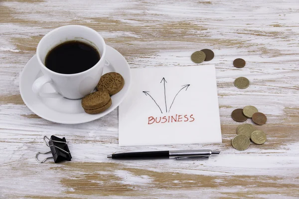 Affari. Scrittura su un tovagliolo con una tazza di caffè — Foto Stock