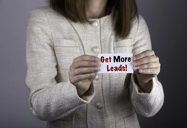 Få fler potentiella kunder! Affärskvinna hålla ett kort med en meddelandetexten — Stockfoto