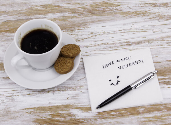 Haben Sie ein schönes Wochenende! Handschrift auf Serviette mit einer Tasse Kaffee — Stockfoto
