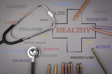 Sağlıklı kelime bulutu, sağlık kavramı çapraz. Renkli kalemler ve bir 