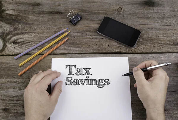 Ahorro de impuestos. Texto en una hoja de papel . —  Fotos de Stock