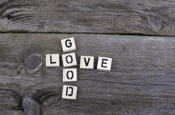 Tekst: Dobra miłość z drewnianych litery na drewniane tła — Zdjęcie stockowe