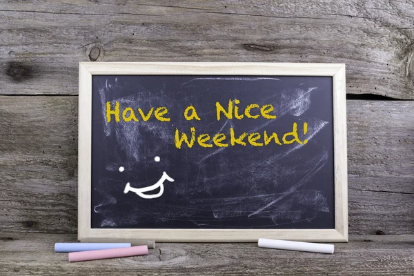 Selamat menikmati akhir pekan! Papan kapur di atas meja kayu — Stok Foto