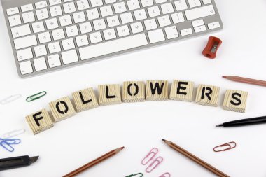 Metin: Beyaz ofis masasında ahşap mektup takipçileri