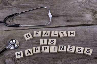 Metin: Sağlık mutluluk ahşap backgrou ahşap harfler olduğunu