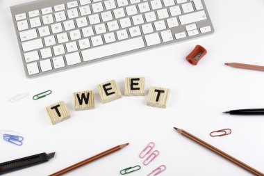 Metin: Beyaz ofis masasında ahşap mektup Tweet