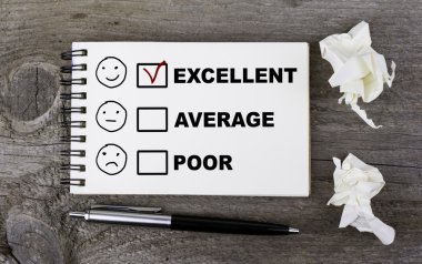 Müşteri hizmet değerlendirme anlayışı. Bir not defterinde bir woo üzerinde metin