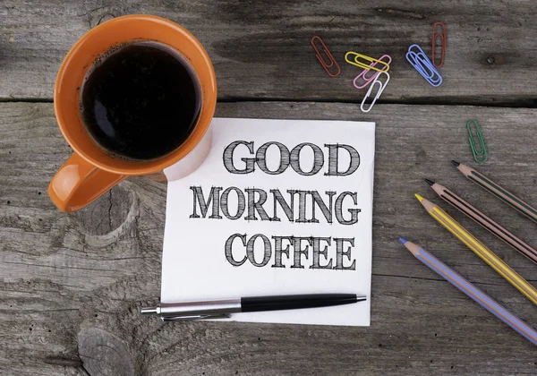 Guten Morgen Kaffee. Serviette mit Text auf altem Holztisch — Stockfoto