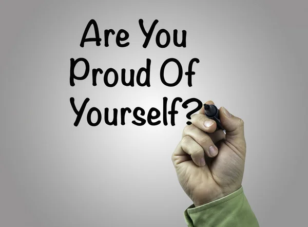 Mano con marcador escrito: ¿Estás orgulloso de ti mismo ? — Foto de Stock