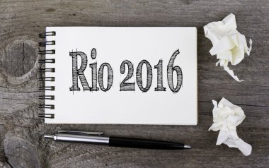 Rio 2016. Peçete ve ahşap masa üzerinde metin