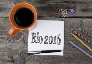 Rio 2016. Peçete ile eski ahşap masa üzerinde metin