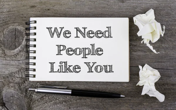 Potřebujeme lidi, jako jste vy. Text na Poznámkový blok na dřevěný stůl. — Stock fotografie