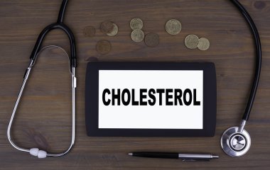 Kolesterol. Tablet cihaza ahşap bir masa üzerinde metin