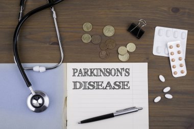 Doktor Resepsiyon ile defter ve metin - Parkinson hastalığı