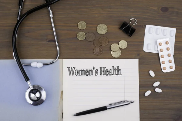 Lekarz na biurko z notebooka i tekst - Women's health — Zdjęcie stockowe