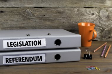 Mevzuat ve referandum - ahşap ofis masasında iki klasör