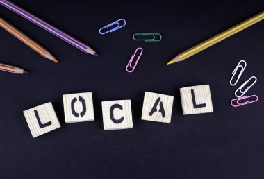 Yerel. Siyah Ofis Masası ahşap harfler metinden.