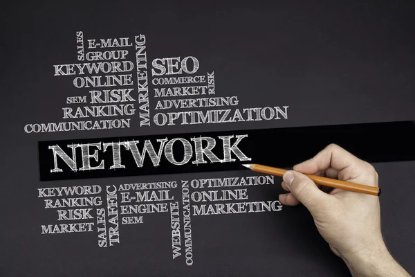 Mano con una scrittura a matita bianca: Network word cloud — Foto Stock