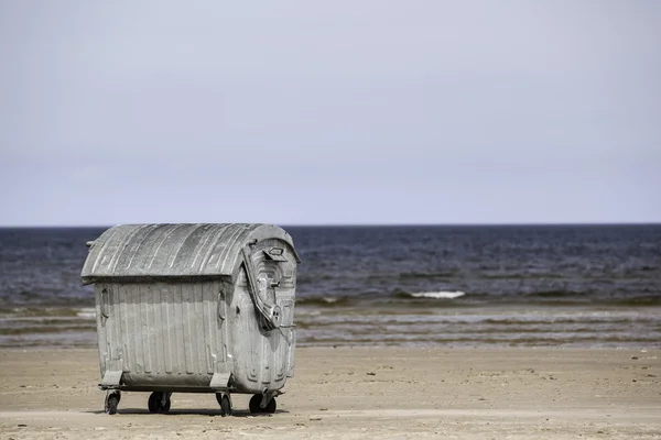 在海滩上的垃圾容器 — 图库照片