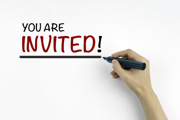 Мбаппе с надписью: "Вас приглашают"
