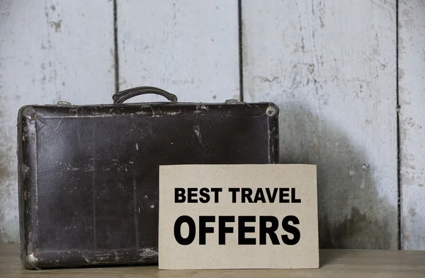 Καλύτερες προσφορές ταξιδίων. Παλιά ταξίδια βαλίτσα σε ένα ράφι γκαράζ — Φωτογραφία Αρχείου