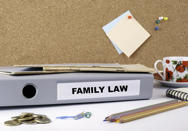 Family Law - тека на білому офісі — стокове фото