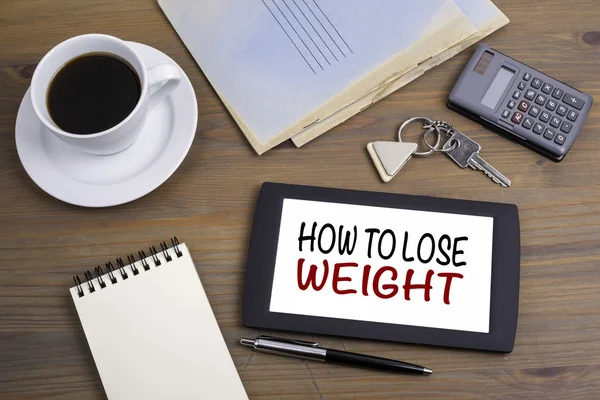 Hoe om gewicht te verliezen. Tekst op tablet apparaat op een houten tafel — Stockfoto